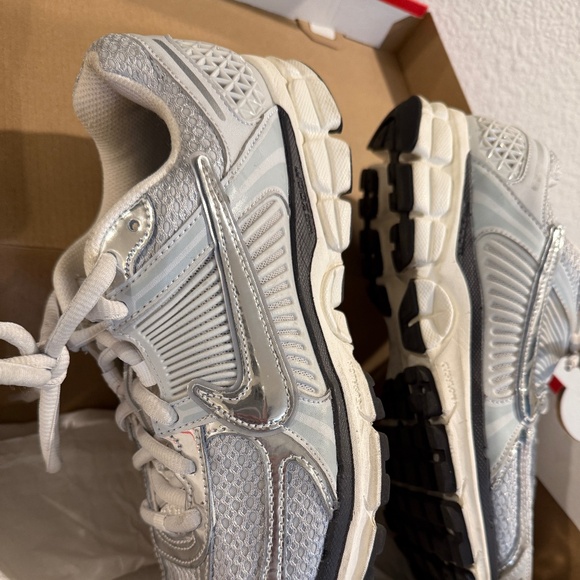 Nike Zoom Vomero 5 - Picture 1 of 5